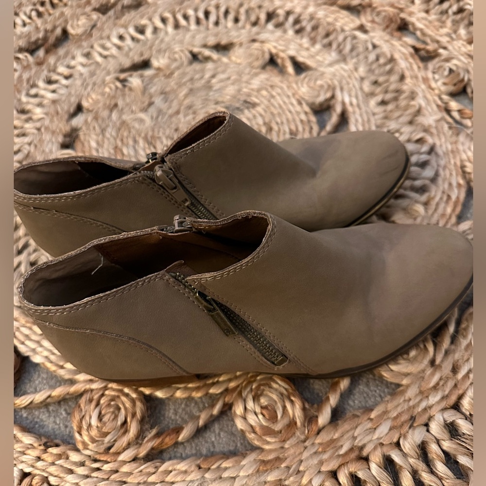 Lucky Brand Basel Booties Size 8/38 Light Brown/Tan Suede
